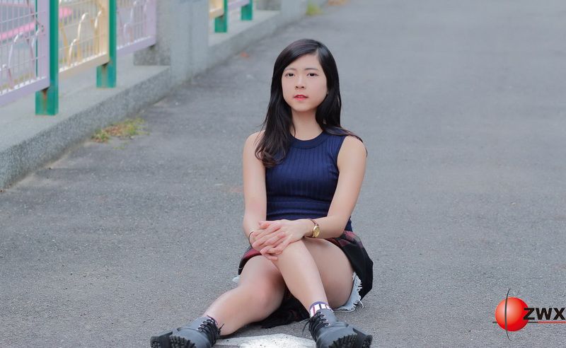 近几年来罩衫成了时尚界的新品,受到女生们的喜爱,不仅可以作为服装搭配单品,搭配各种背心吊带衫,在夏季还能起到防晒的作用。有水桶腰的美眉也不要望而却步,它能帮你欺骗人的眼睛打造魅力造型哦。 水桶腰穿衣搭配方法一:黄色镂空钩花蕾丝罩衫+白色吊带+白色九分裤。花朵、镂空、蕾丝等各种爱的元素都融入在这款罩衫上,甜美风的气质,任何一个女孩都无法抗拒。亮色系的设计,做混搭的时候,会有超抢眼的视觉。 袖口和衣摆处的花朵完美诠释出它可爱甜美的主题。非常棒的一款混搭单品!